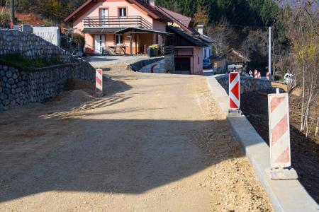 Prenova ceste Krka – Hočevje v zaključni fazi; v soboto na delu asfalterji 4